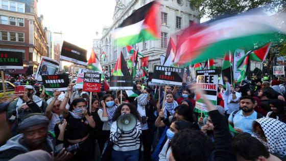 FILE PHOTO: Pro-Palestinian demonstrators protest during the ongoing conflict between Israel and the Palestinian Islamist group Hamas, near the Israeli embassy in London, Britain, October 9, 2023. REUTERS/Toby Melville/File Photo
